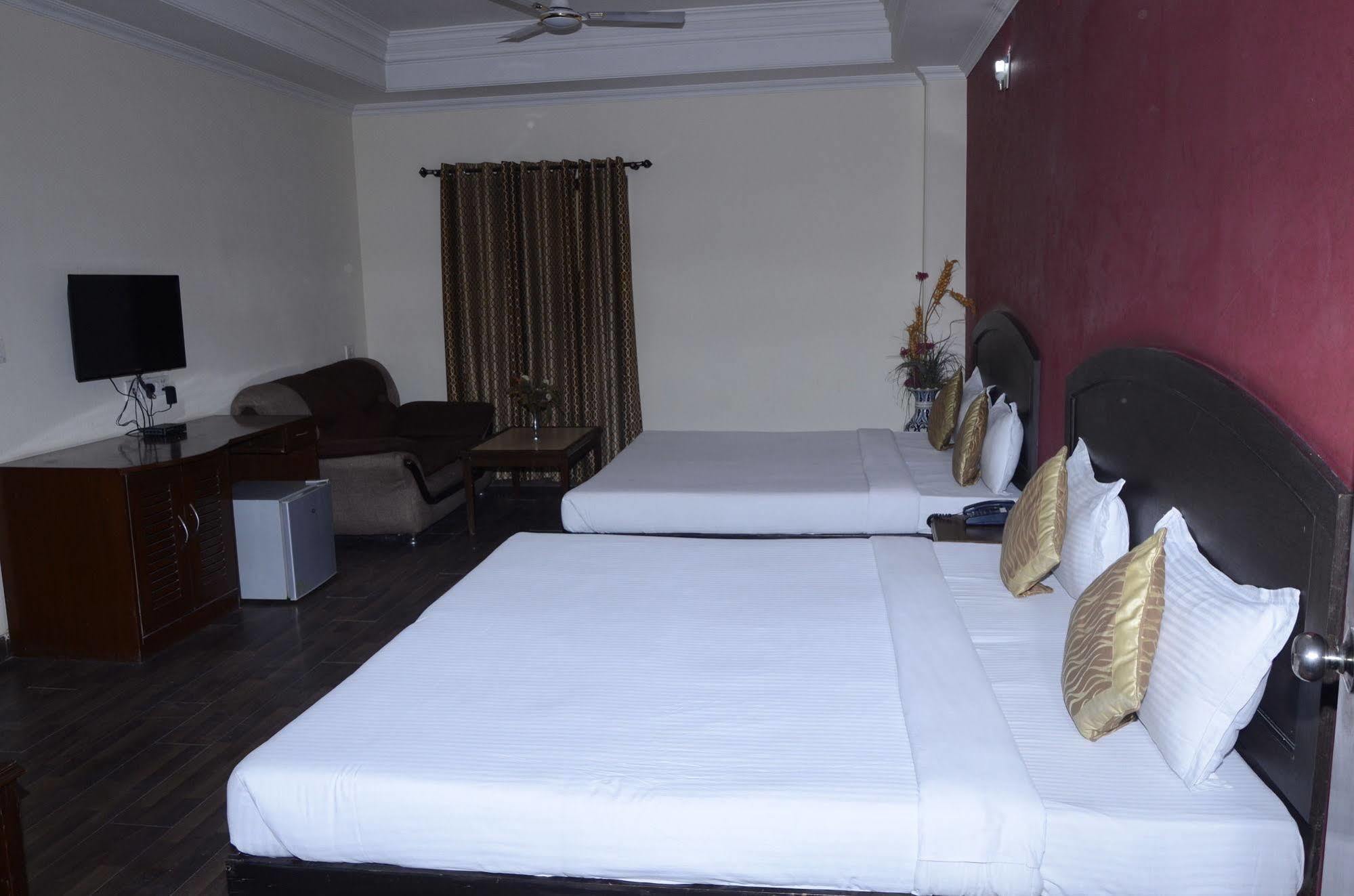 Fabexpress Grand Shoba Hotel Új-Delhi Kültér fotó